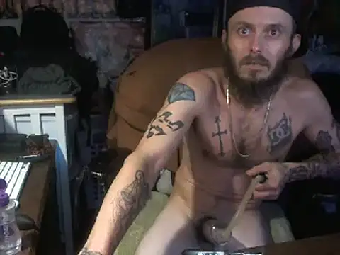 Snapshot of CloudDadddyyy420 chatting on February 12, 10:35 am CloudDadddyyy420 online show from February 12, 10:35 am