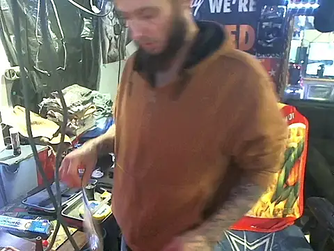 Snapshot of CloudDadddyyy420 chatting on March 21, 6:38 am CloudDadddyyy420 online show from March 21, 6:38 am