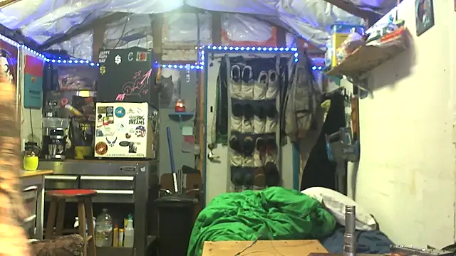 Snapshot of CloudDadddyyy420 chatting on September 18, 4:14 am CloudDadddyyy420 online show from September 18, 4:14 am