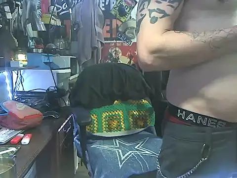 Snapshot of CloudDadddyyy420 chatting on September 23, 1:30 am CloudDadddyyy420 online show from September 23, 1:30 am