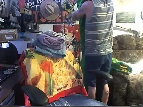 Snapshot of CloudDadddyyy420 chatting on October 4, 10:35 am CloudDadddyyy420 online show from October 4, 10:35 am