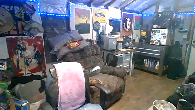 Snapshot of CloudDadddyyy420 chatting on October 11, 8:35 am CloudDadddyyy420 online show from October 11, 8:35 am