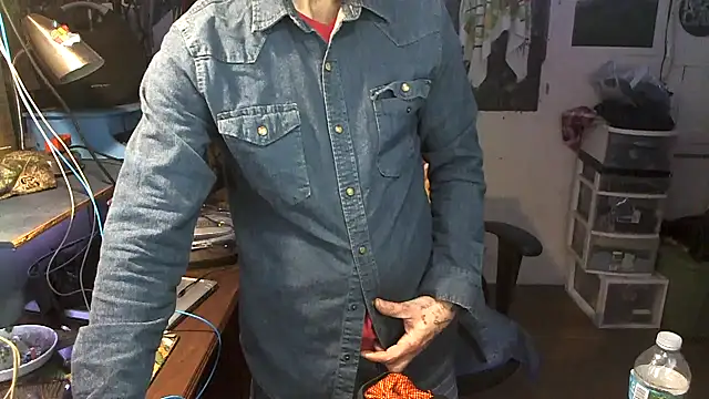 Snapshot of CloudDadddyyy420 chatting on November 17, 7:36 am CloudDadddyyy420 online show from November 17, 7:36 am