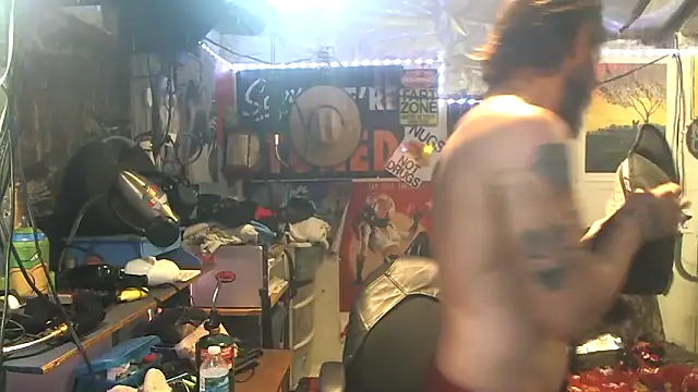 Snapshot of CloudDadddyyy420 chatting on December 16, 11:21 pm CloudDadddyyy420 online show from December 16, 11:21 pm