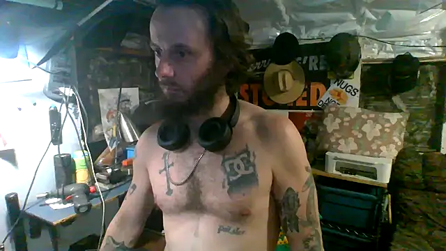 Snapshot of CloudDadddyyy420 chatting on January 10, 3:30 am CloudDadddyyy420 online show from January 10, 3:30 am