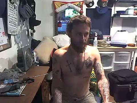 Snapshot of CloudDadddyyy420 chatting on June 4, 6:25 pm CloudDadddyyy420 online show from June 4, 6:25 pm