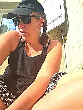 Snapshot of Wisie_Cutie chatting on April 19, 3:44 pm Wisie Cutie online show from April 19, 3:44 pm