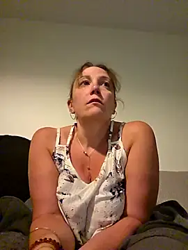 Snapshot of Wisie_Cutie chatting on April 23, 8:55 pm Wisie Cutie online show from April 23, 8:55 pm
