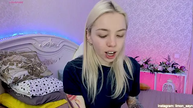 LillyMoure  online show from March 17, 12:19 am