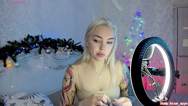 LillyMoure  online show from December 19, 11:23 pm