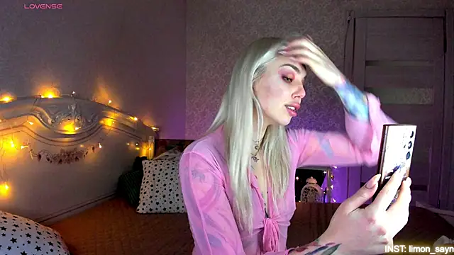 LillyMoure  online show from April 12, 11:32 pm