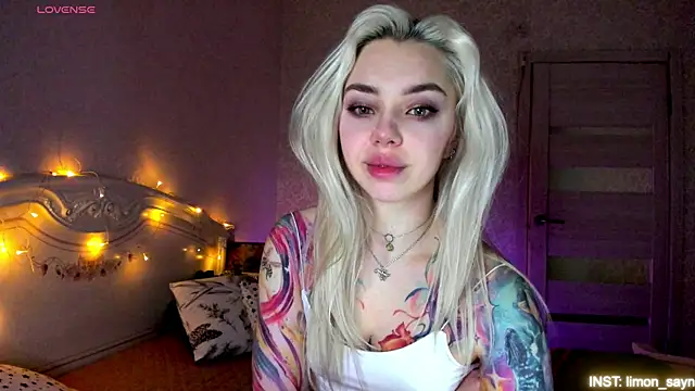 LillyMoure  online show from April 15, 11:38 pm