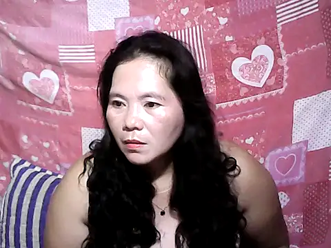 Snapshot of Cutehornywetmom chatting on June 7, 2:32 pm Cutehornywetmom online show from June 7, 2:32 pm