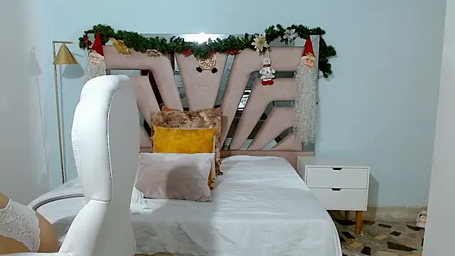 Snapshot of sophia_hadid chatting on December 18, 10:35 pm sophia hadid online show from December 18, 10:35 pm