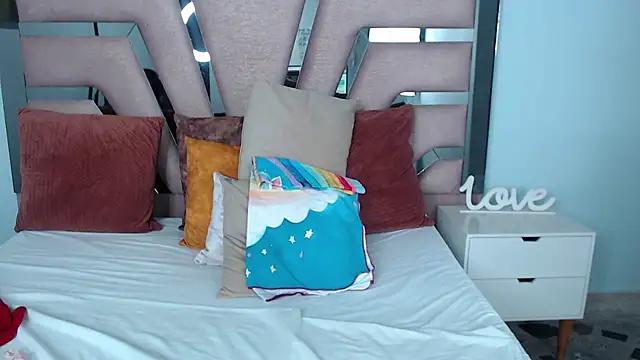 Snapshot of sophia_hadid chatting on March 17, 11:11 pm sophia hadid online show from March 17, 11:11 pm