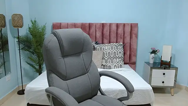 Snapshot of sophia_hadid chatting on November 19, 8:20 pm sophia hadid online show from November 19, 8:20 pm