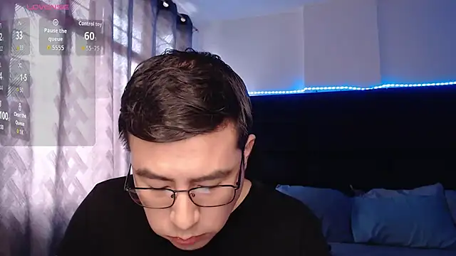 Snapshot of andrewmhilton_ chatting on May 4, 4:58 pm andrewmhilton online show from May 4, 4:58 pm