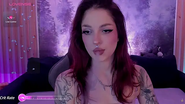 Snapshot of BratzieDarsie chatting on December 21, 8:18 am BratzieDarsie online show from December 21, 8:18 am