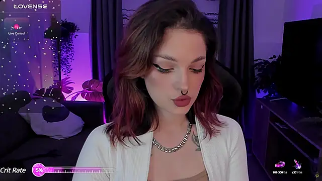 Snapshot of BratzieDarsie chatting on February 8, 8:09 am BratzieDarsie online show from February 8, 8:09 am
