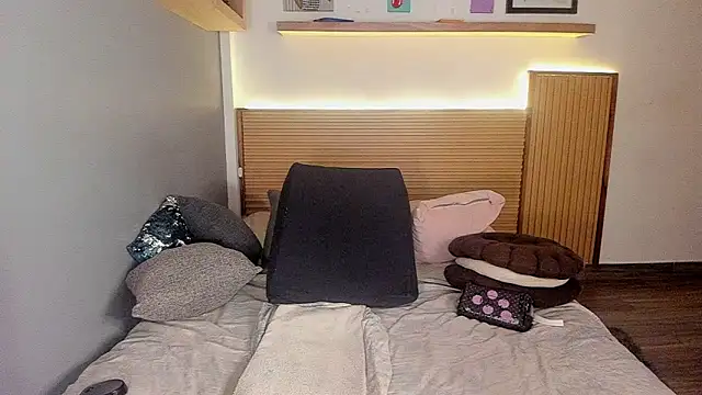 megan dreamsss online show from December 3, 1:24 am