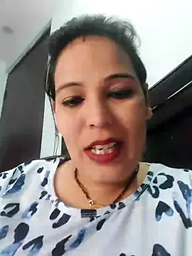 Snapshot of Poojabhabi101 chatting on December 17, 5:29 am Poojabhabi101 online show from December 17, 5:29 am