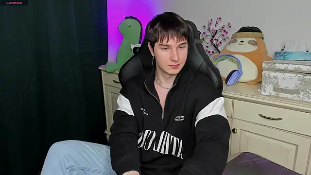 Vincent Strong online show from February 8, 6:00 pm