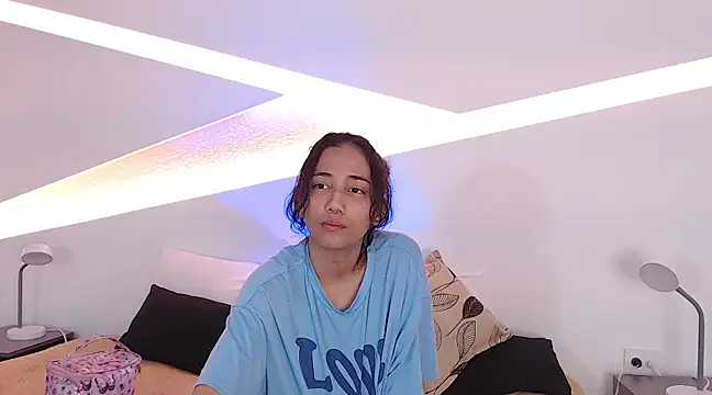 hot little bunny online show from December 23, 4:39 pm