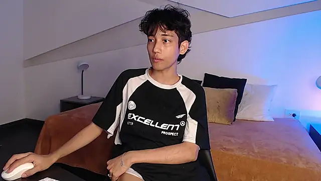 hot little bunny online show from February 18, 11:30 pm