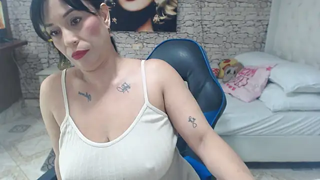 Snapshot of AlissonTyler4u chatting on April 30, 5:03 am AlissonTyler4u online show from April 30, 5:03 am