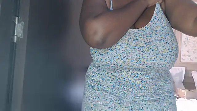 Snapshot of LiraRusso chatting on October 24, 4:25 pm LiraRusso online show from October 24, 4:25 pm