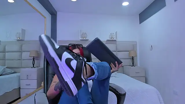 Snapshot of CinthiaCollins chatting on November 18, 8:24 pm CinthiaCollins online show from November 18, 8:24 pm