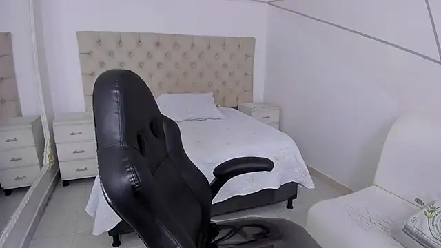 Snapshot of CinthiaCollins chatting on November 30, 3:49 pm CinthiaCollins online show from November 30, 3:49 pm