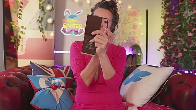 AmicaBentley online show from April 8, 6:13 am