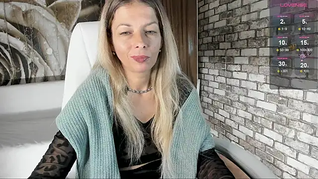 Snapshot of Eva_Melow chatting on September 28, 2:11 pm Eva Melow online show from September 28, 2:11 pm
