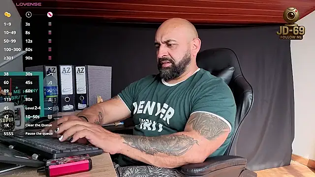 Snapshot of JD-69 chatting on November 8, 8:18 pm JD-69 online show from November 8, 8:18 pm