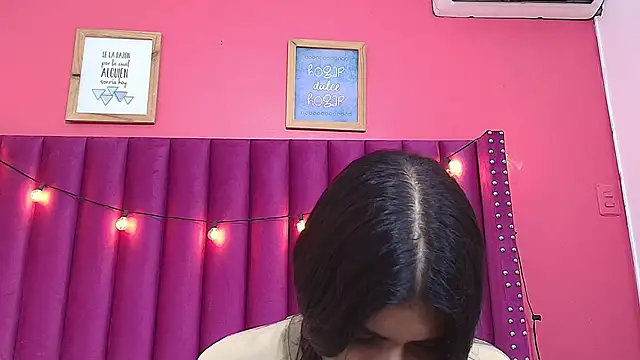 littlee emilyy  online show from January 23, 9:08 am