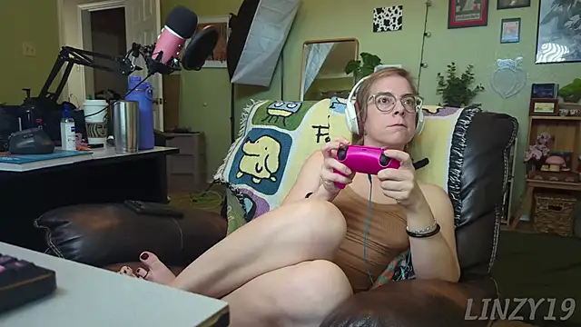 Linzy 19 online show from March 1, 9:37 pm