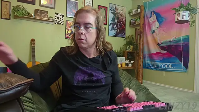 Linzy 19 online show from November 10, 5:28 am