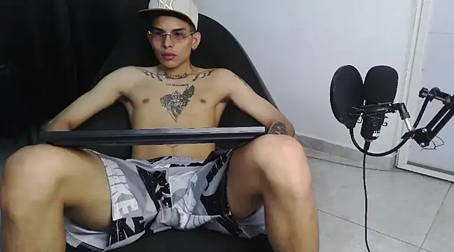 Snapshot of hot_king20 chatting on February 25, 6:42 pm hot king20 online show from February 25, 6:42 pm