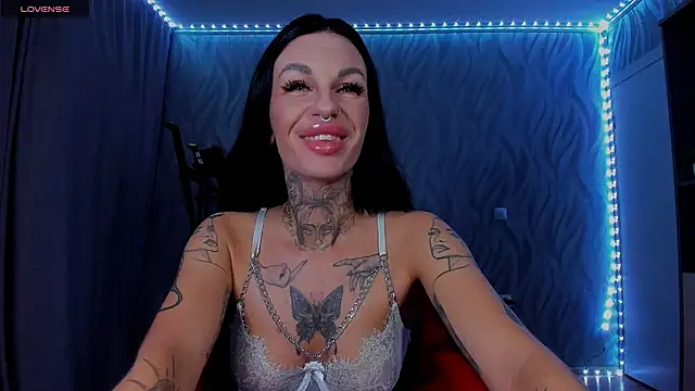 Snapshot of angel_devil_forever chatting on July 2, 10:38 pm angel devil forever online show from July 2, 10:38 pm