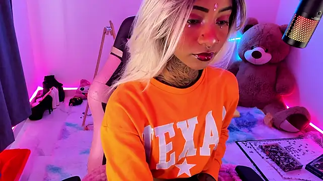 Snapshot of AshantiiSweet chatting on March 18, 10:15 pm AshantiiSweet online show from March 18, 10:15 pm