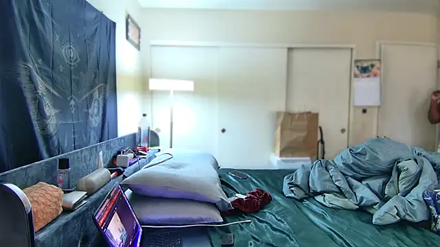 Yagurl  west online show from January 25, 9:35 pm