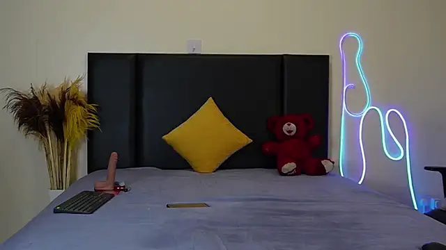 Snapshot of RosesRRed chatting on December 15, 4:07 am RosesRRed online show from December 15, 4:07 am