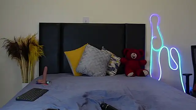 Snapshot of RosesRRed chatting on December 16, 2:36 am RosesRRed online show from December 16, 2:36 am