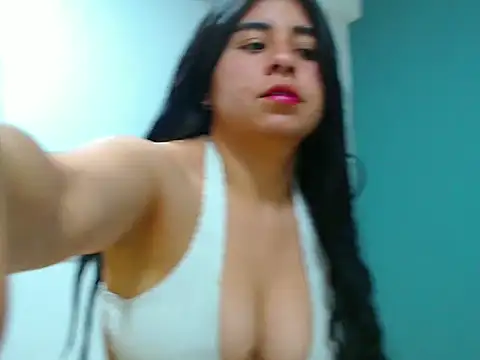 Snapshot of danna-_roouss chatting on October 6, 10:51 pm danna- roouss online show from October 6, 10:51 pm