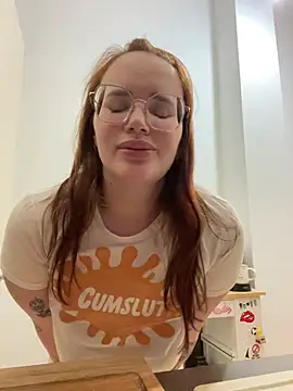 Snapshot of Mona-Peaches chatting on December 31, 10:15 am Mona-Peaches online show from December 31, 10:15 am