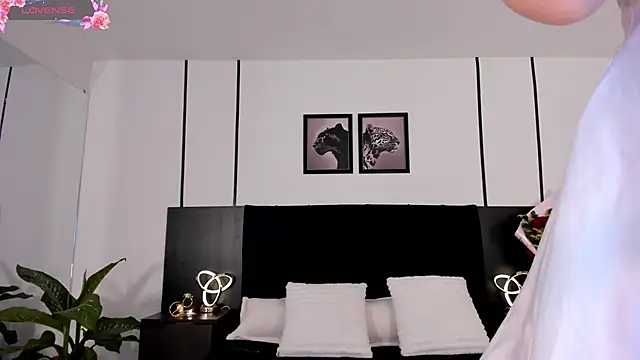 Snapshot of Doll_troy chatting on February 19, 2:02 pm Doll troy online show from February 19, 2:02 pm