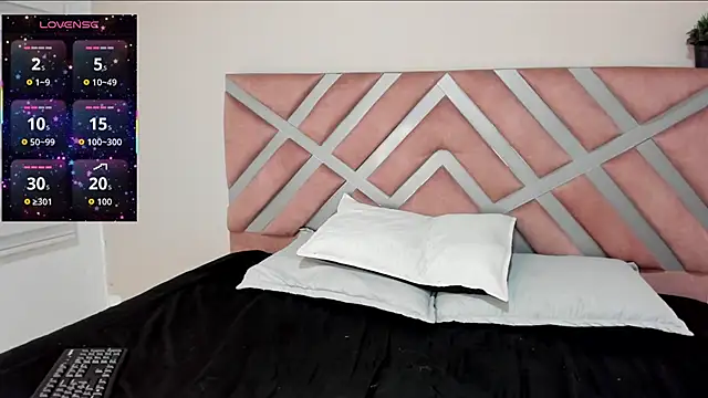 pamela anderson  online show from November 30, 4:05 am