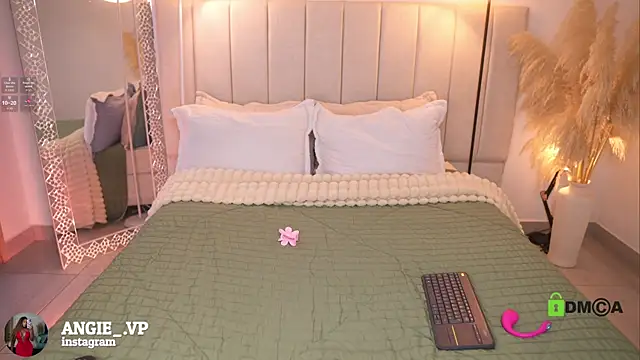 nicoletth18 online show from April 10, 11:37 am