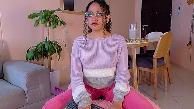 DAHLIA BROWNIE online show from April 23, 8:44 pm